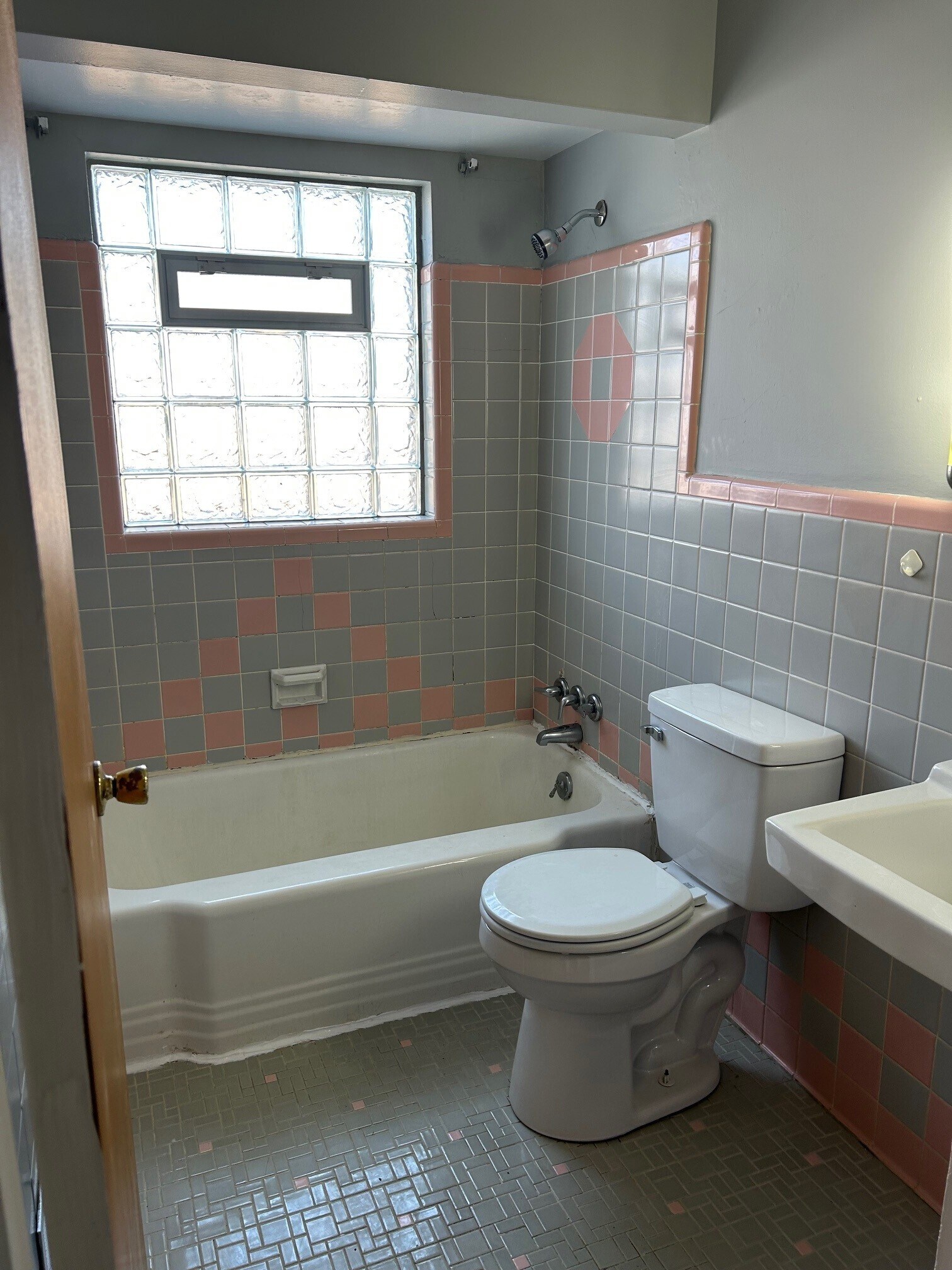 Building Photo - 835 S Fort Thomas Ave