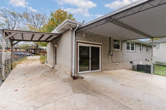 Building Photo - Classic Mid-Century Ranch Charlotte Park Available!