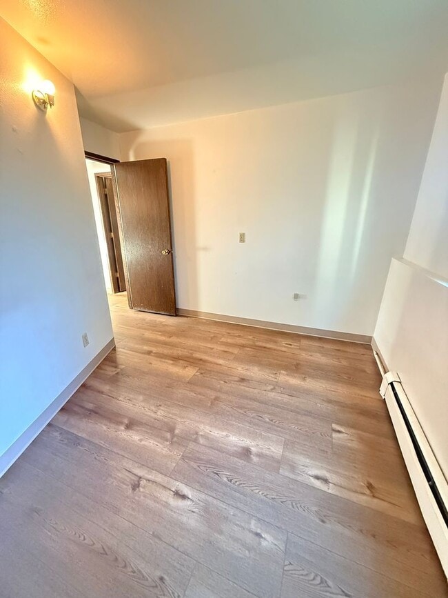 Building Photo - 1220 Purtov St