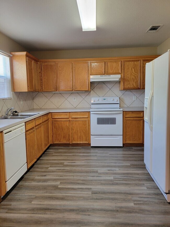 Building Photo - 2611 Echo Dr