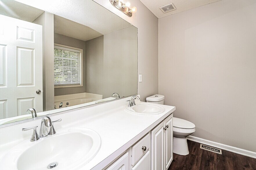 Building Photo - 5879 Newnan Ct