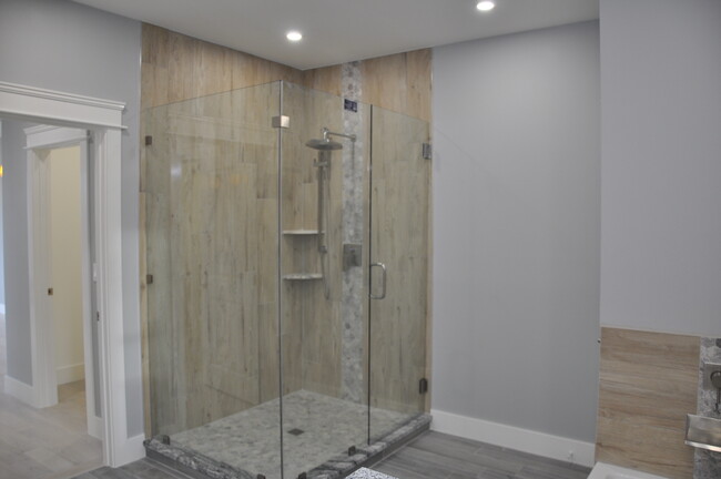 MSTR Walk-in Shower - 22108 Moulin Dr