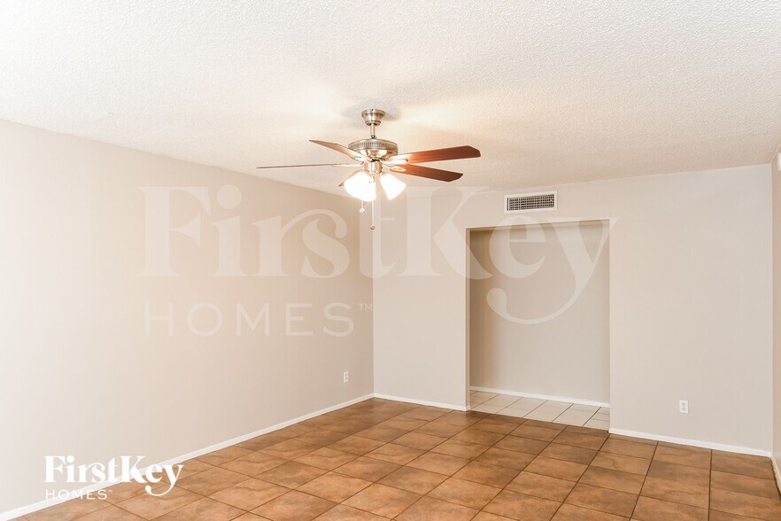 Building Photo - 940 E Loma Vista Dr