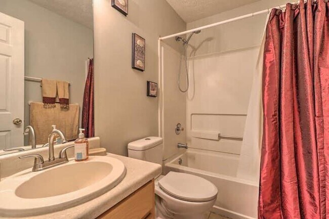 Building Photo - 483 Oak Dr