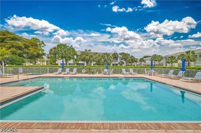 Building Photo - 5000 Royal Shores Dr