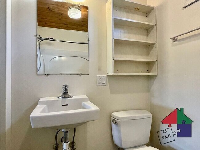 Building Photo - Ground Floor 2-Bedroom in Stowe - All Utilities Included!