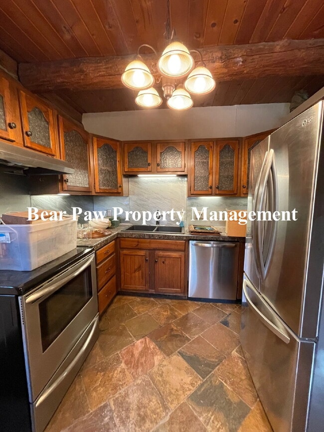 Building Photo - Perfect Mountain Log Home!