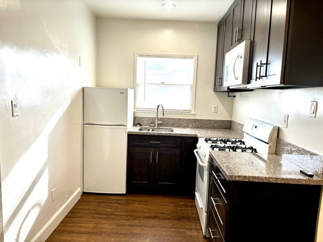 Building Photo - 916 N Screenland Dr