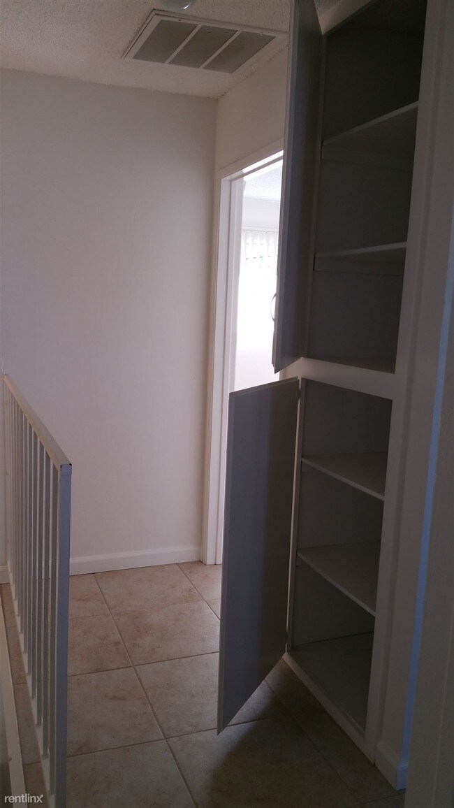 Building Photo - 2 br, 1.5 bath Townhome - 6412 Stockdale Hwy