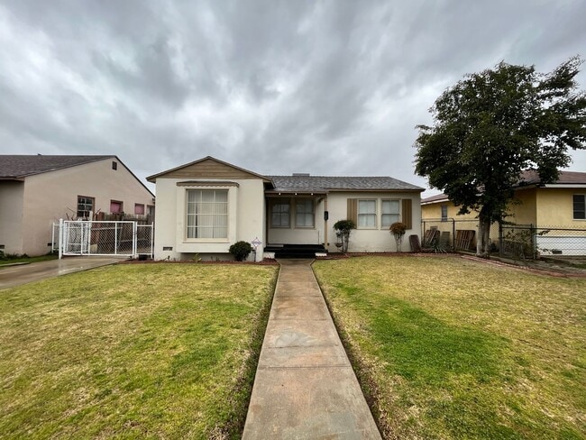 Building Photo - Centrally located 3-bedroom house