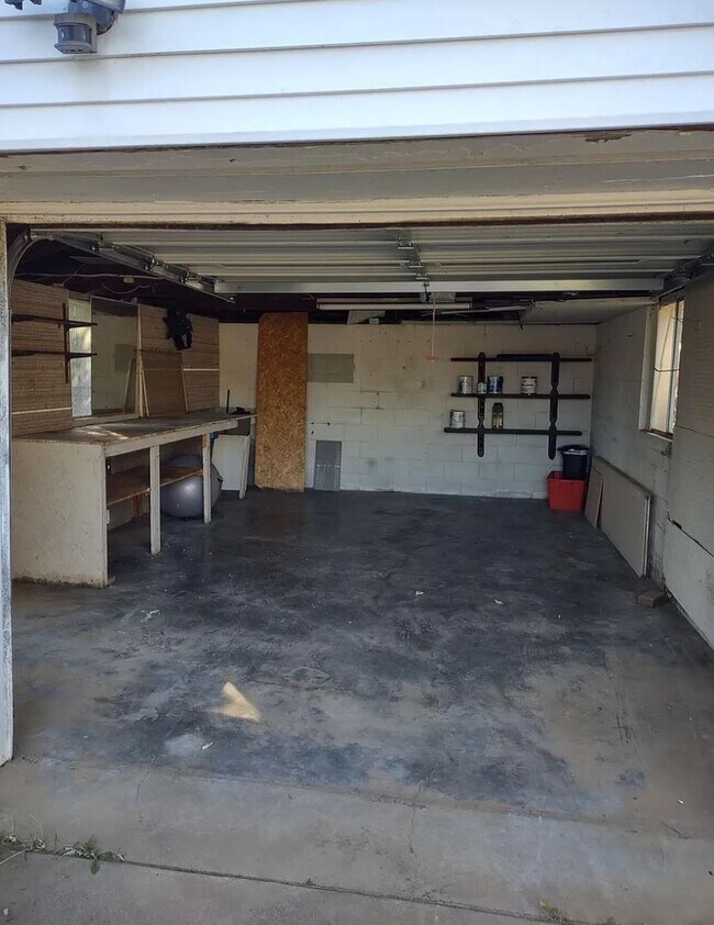 Building Photo - Updated 3 bedroom home located off Bardsto...