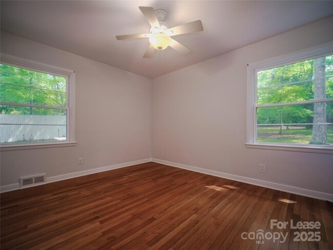 Building Photo - 1123 Lynbrook Dr