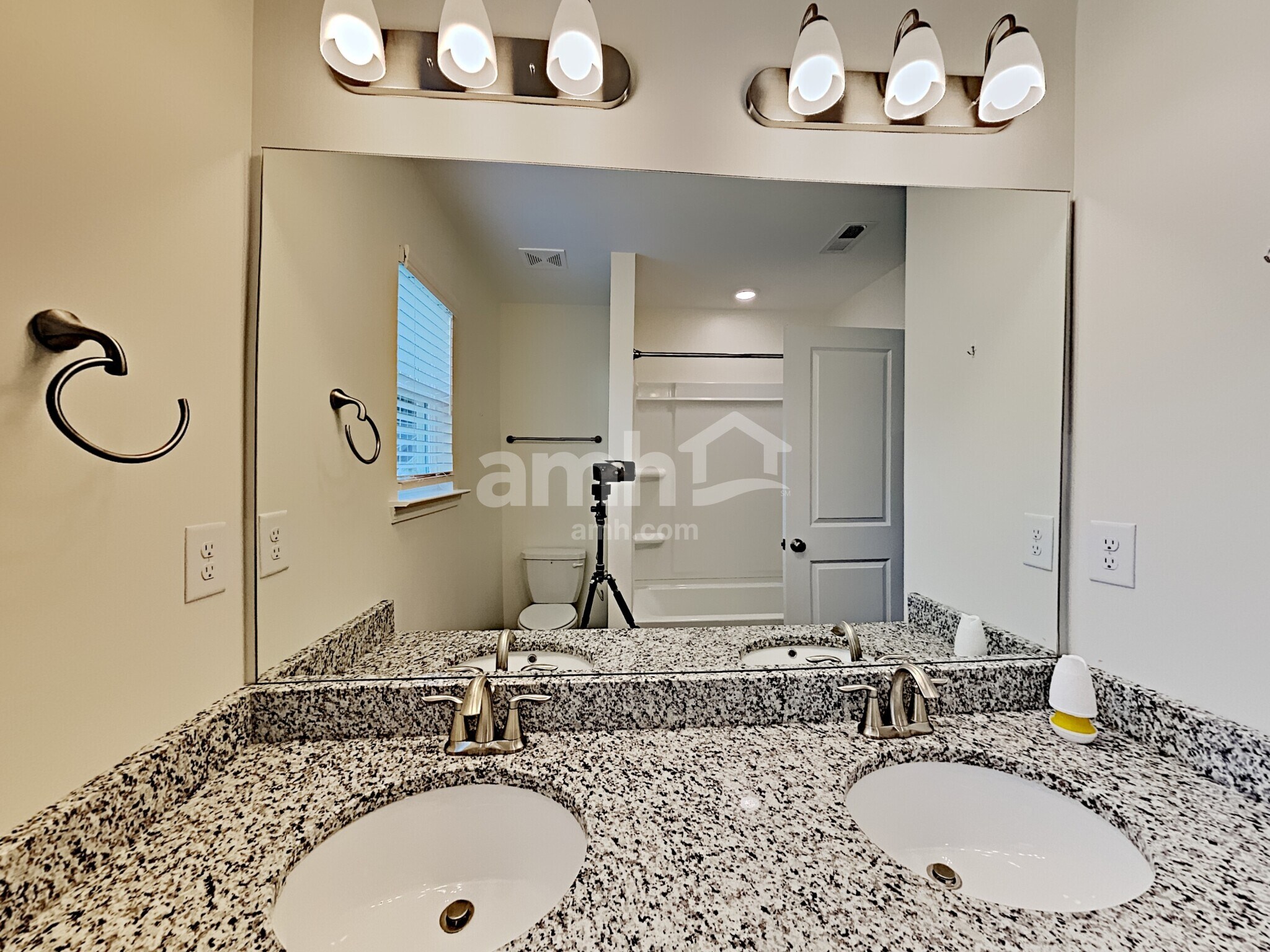 Building Photo - 251 Lake St