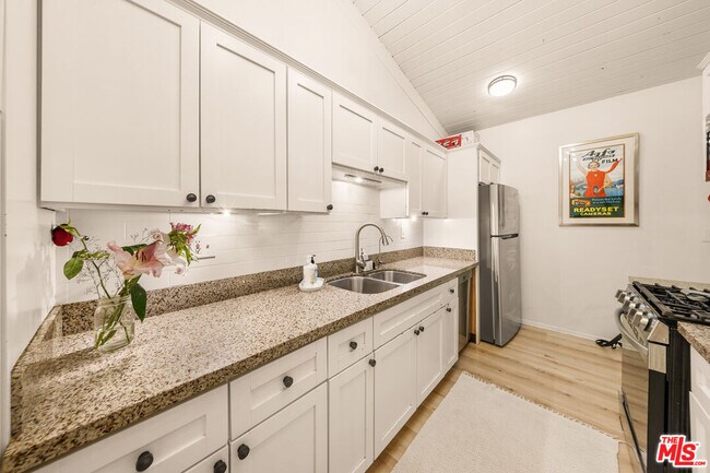 Building Photo - 6425 Green Valley Cir