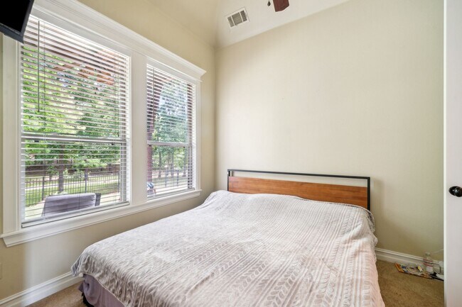 Building Photo - Stunning 5 bedroom 4.5 bath in Stonebrooke Glenn