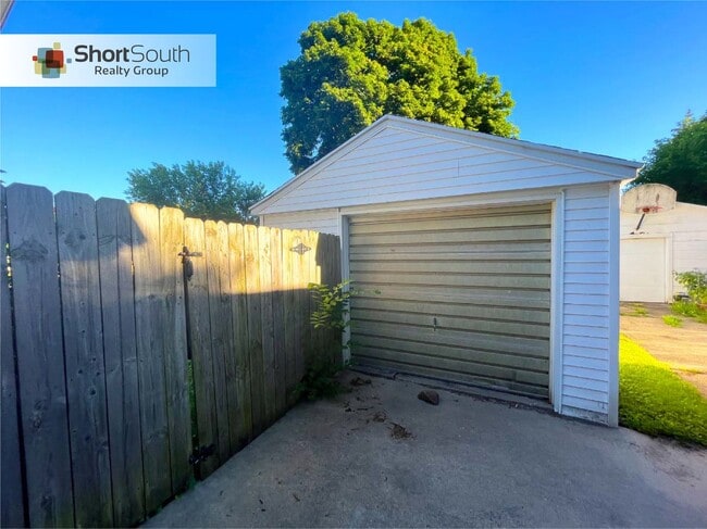 Building Photo - 3 bed 1.5 bath Single Family Home