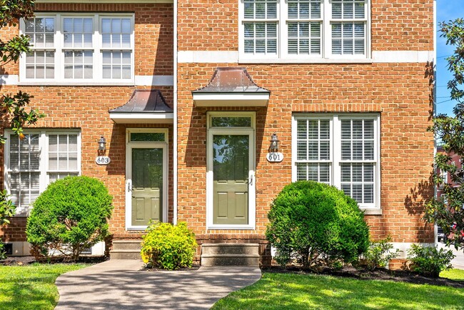 Building Photo - 2 Bedroom 2 1/2 Bath Dog Friendly Condo Fo...