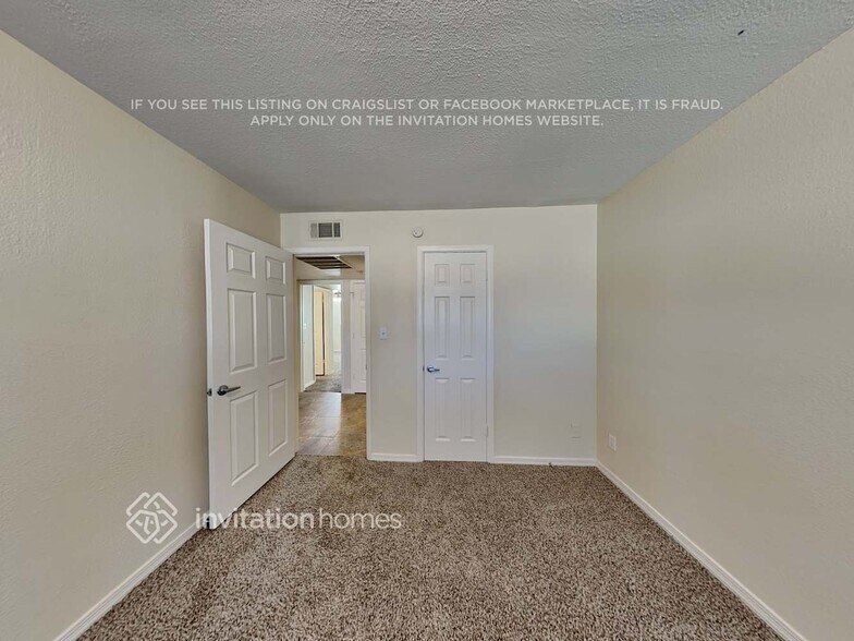 Building Photo - 3033 E Corrine Dr