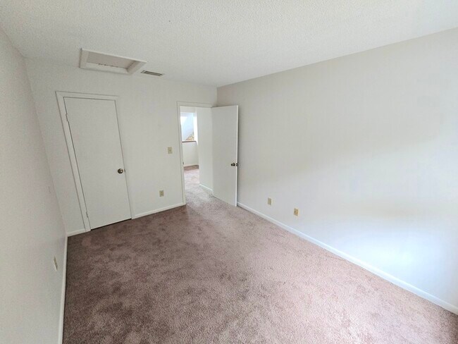 Building Photo - Awesome 3 Bed / 2 Bath Townhome with Open ...