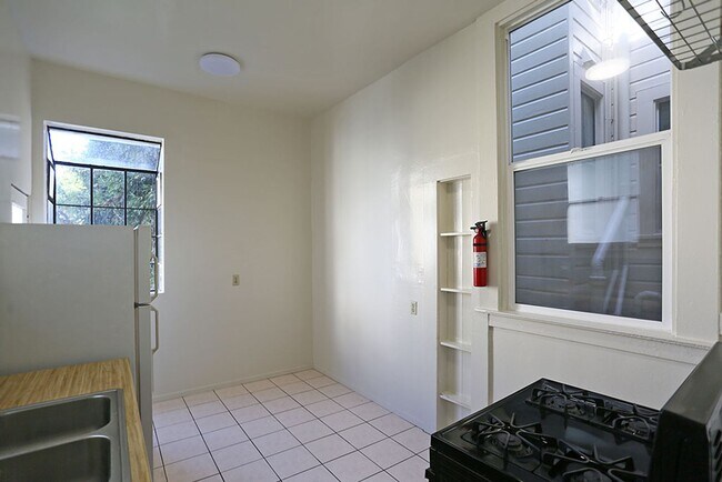 Building Photo - 614 10th Ave