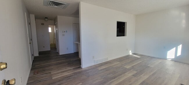 Building Photo - 2 bedroom 1 bath with garage