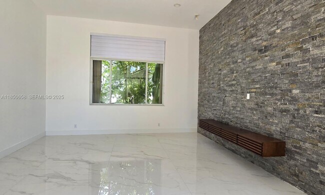 Building Photo - 1506 Lantana Ct