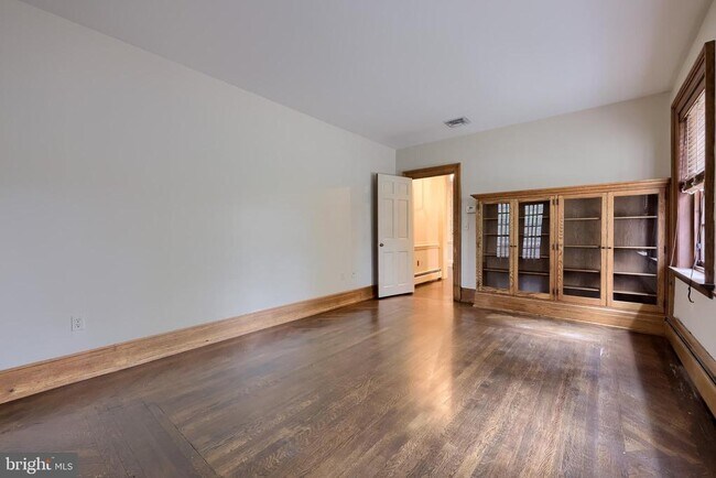 Building Photo - 226 E Caracas Ave