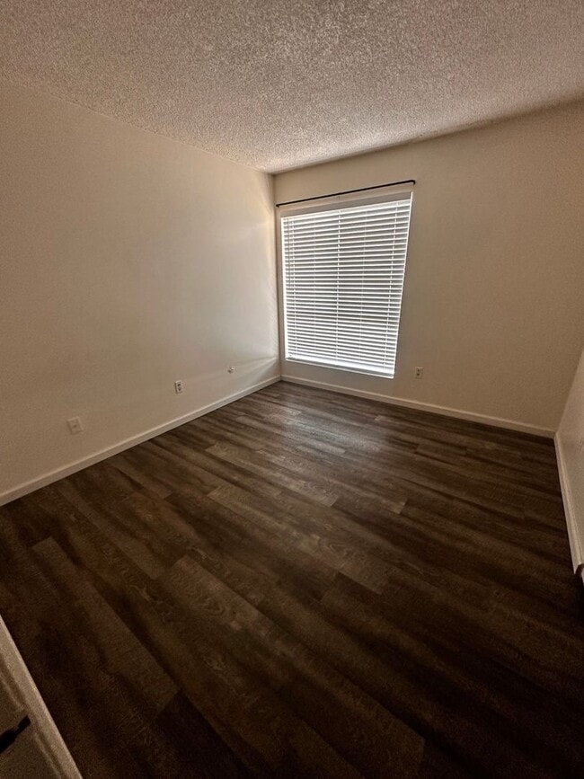 Building Photo - 3 Bedroom 1.5 Bathroom Condo
