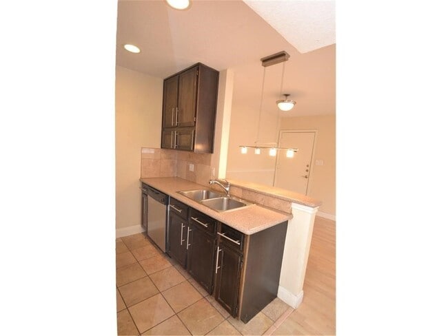 Building Photo - UT PRE-LEASE: 2 bd/ 1 ba North campus/Hyde...