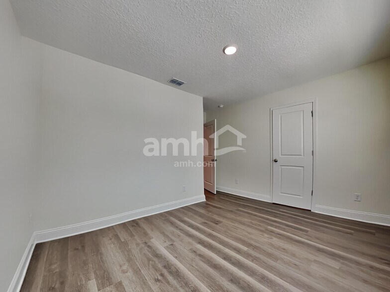 Building Photo - 11632 Hillside Dr