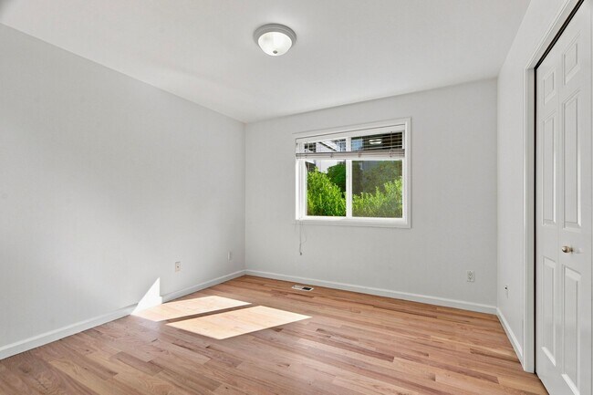 Building Photo - 22 10th Pl S