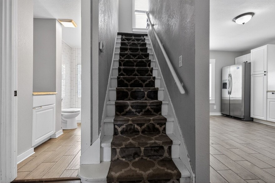 Building Photo - 1631 W Custer Ave