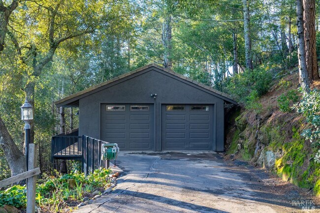 Building Photo - 1325 Crestmont Dr