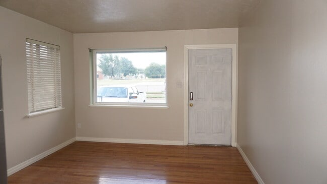 Building Photo - 4 BED 2 BATH 1 CAR GARAGE PLUS CARPORT IN STEVE PENNINGTON ADDITION