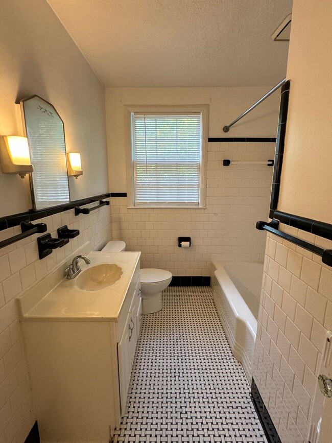 Building Photo - Gorgeous Features! 3 Bedroom with Bonus room
