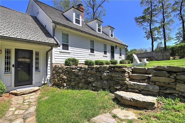 Building Photo - 96 Kings Hwy N