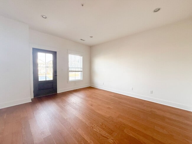 Building Photo - 4-Bedroom HOA Townhome with Pool Access Near Downtown Cookeville