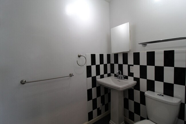 Building Photo - 1312 W 39th St