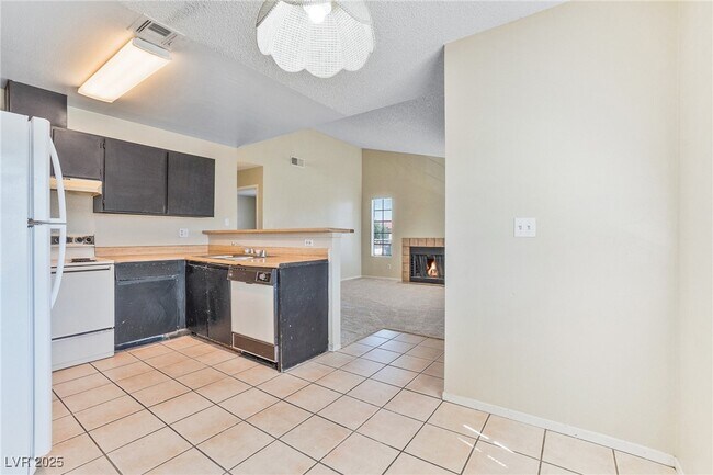 Building Photo - 2685 Jennydiane Dr
