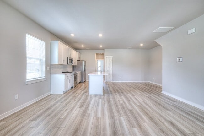 Building Photo - 531 Swanholme Dr