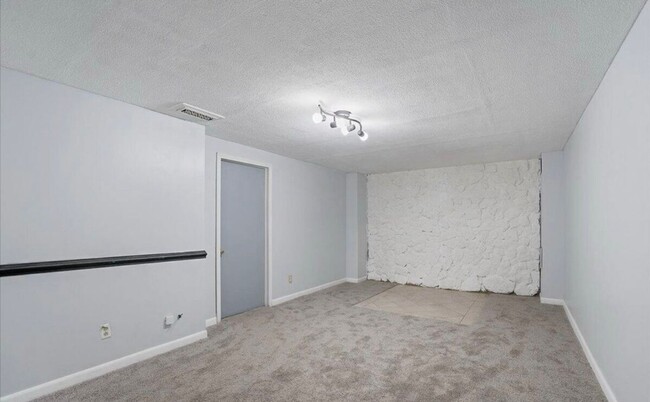 Building Photo - Updated Hillview Home! 3BR/2BA with Basement!
