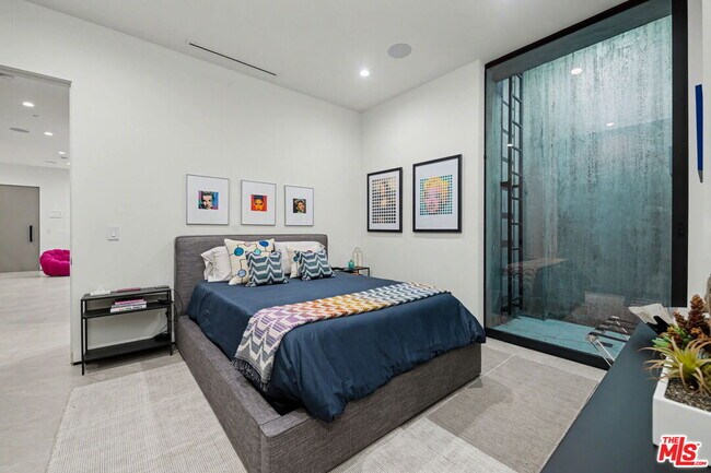 Building Photo - 418 N Sweetzer Ave