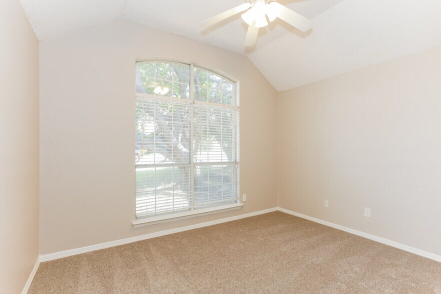 Building Photo - 724 Nicole Dr