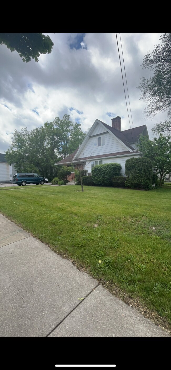 Building Photo - 1619 Court St