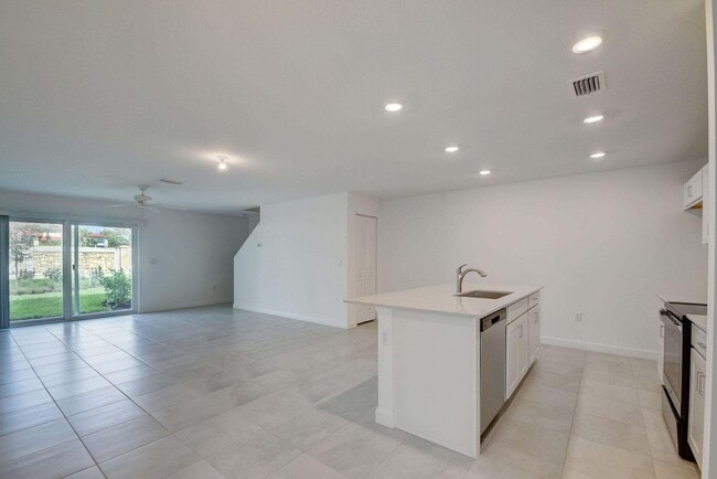 Building Photo - 6773 Broadwater Ln