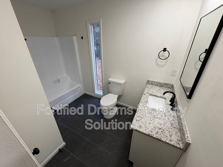 Building Photo - 5265 Country Club Rd