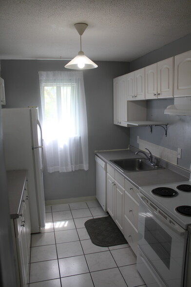 Building Photo - 10 Village Brook Ln