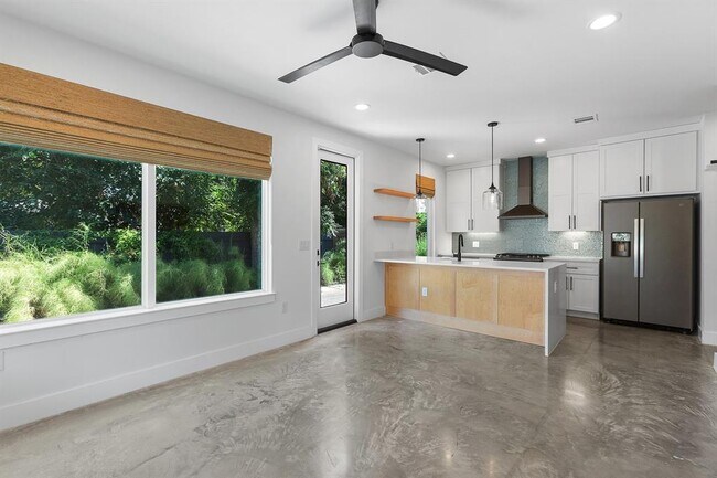 Building Photo - 913 Mansell Ave