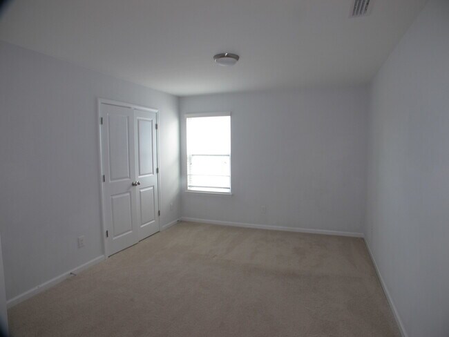 Building Photo - Move-In ready, 4 bedroom, 2.5 bath home lo...