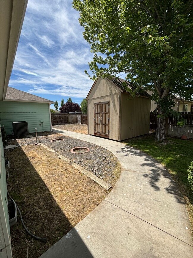 Building Photo - Super Attractive Home in Pelican Point!!